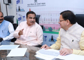 सीएम ने केंद्रीय मंत्री गडकरी से महत्वपूर्ण सड़क के शीघ्र स्वीकृति दिए जाने का अनुरोध किया