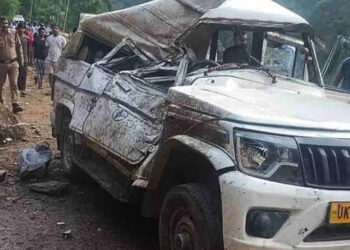 पहाड़ी से गिरे पत्थरों की चपेट में आया वाहन, दो की मौत