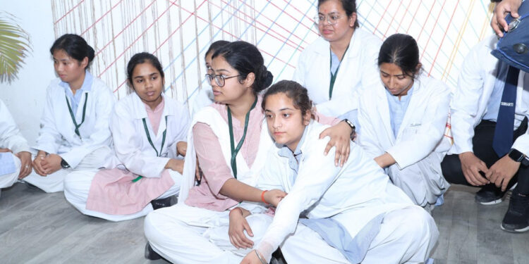 सुभारती के छात्रों ने सीखे नागरिक सुरक्षा के गुर