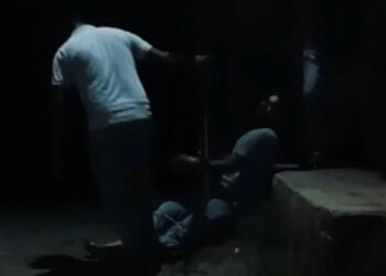 प्रेमिका से मिलने पहुंचे युवक की खंभे से बांधकर धुनाई