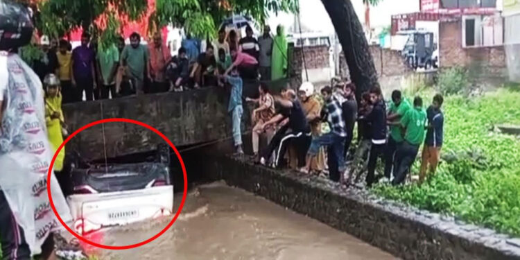 उफनती नहर में गिरी कार, बच्चे समेत 4 की मौत, 3 घायल