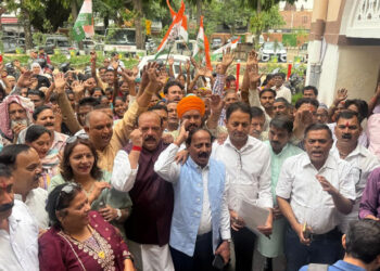 मलिन बस्तियों की समस्याओं को लेकर कांग्रेस ने किया नगर निगम का घेराव