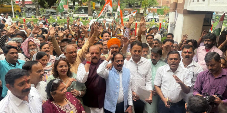 मलिन बस्तियों की समस्याओं को लेकर कांग्रेस ने किया नगर निगम का घेराव