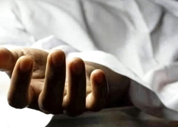 पेड़ में लटका मिला व्यक्ति का शव, जांच में जुटी पुलिस