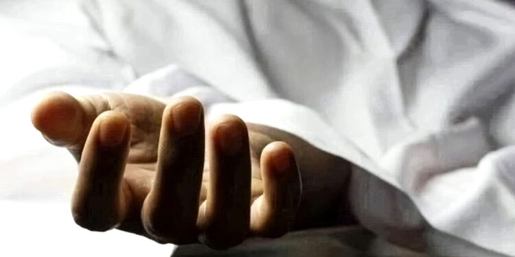 पेड़ में लटका मिला व्यक्ति का शव, जांच में जुटी पुलिस