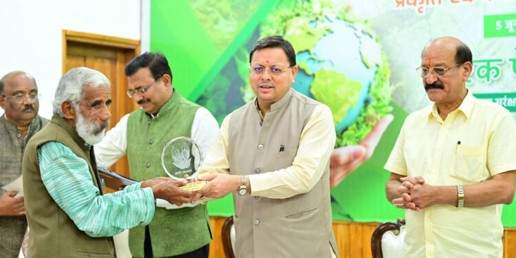प्रत्येक वन डिवीजन में कम से कम एक हजार फलदार वृक्ष लगाए जाए : सीएम धामी