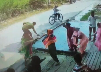 कहासुनी के बाद महिलाओं में जमकर चले लात घूंसे