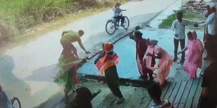 कहासुनी के बाद महिलाओं में जमकर चले लात घूंसे