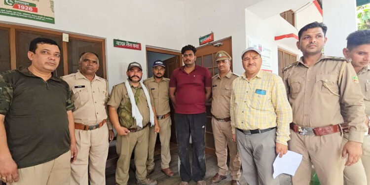 अवैध कटान और वन कर्मियों पर फायर झोंकने का आरोपी दबोचा, पांच अन्य फरार