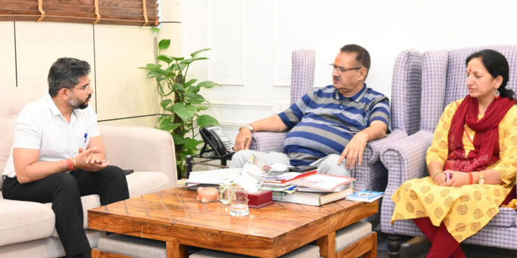 स्वयं सहायता समूहों की महिलाओं को अधिक से अधिक प्रशिक्षण दिया जाए : गणेश जोशी