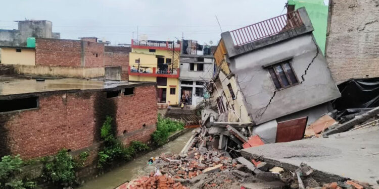 भारी बारिश के कारण दो मकान जमींदोज