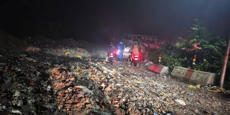 मूसलाधार बारिश से आफत, जेपी बैंड के पास आया भारी मलबा, रोड हुई बंद