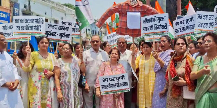 नाबालिग गैंगरेप प्रकरण : महिला कांग्रेस ने फूंका भाजपा का पुतला