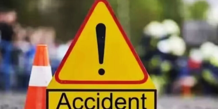 ई-रिक्शा से तेज रफ्तार कार की टक्कर, एक की मौत, तीन गंभीर