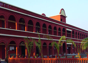 प्रशासन की सख्ती से स्कूल प्रबंधन ने जमा कराई 5,72,000 की पेनल्टी