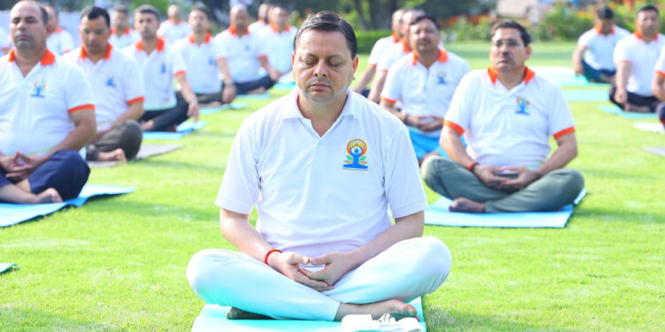 हमारी सनातन संस्कृति का मूल स्तंभ योग है : सीएम धामी