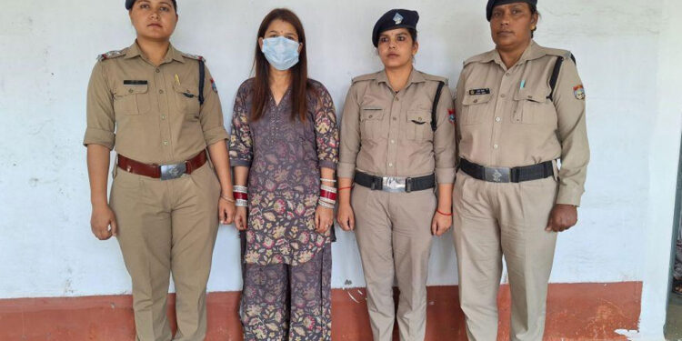 शातिर दुल्हन गिरफ्तार : शादी का झांसा देकर करती थी लाखों की ठगी