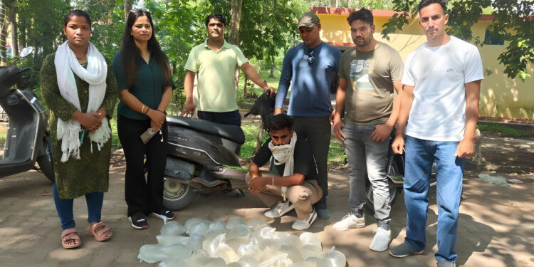 आबकारी विभाग ने कच्ची शराब के साथ एक को किया गिरफ्तार