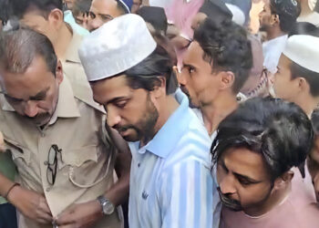 दिनदहाड़े युवक की गला रेतकर हत्या करनेवाला खुद पहुंचा पुलिस स्टेशन