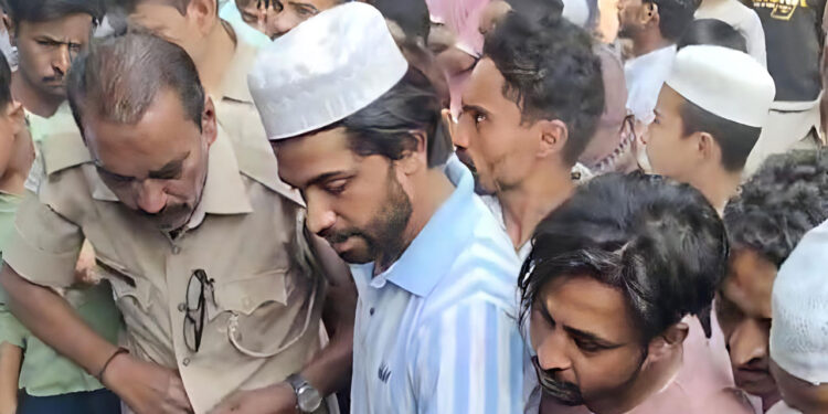 दिनदहाड़े युवक की गला रेतकर हत्या करनेवाला खुद पहुंचा पुलिस स्टेशन