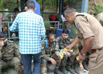 बदरीनाथ हाईवे पर सेना के जवानों की बस पलटी, कई घायल