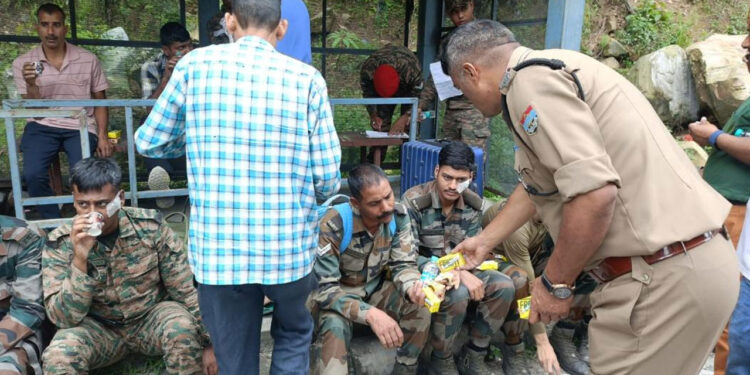 बदरीनाथ हाईवे पर सेना के जवानों की बस पलटी, कई घायल
