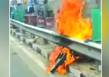 कांवड़ियों की बाइक में लगी आग, मची अफरा-तफरी