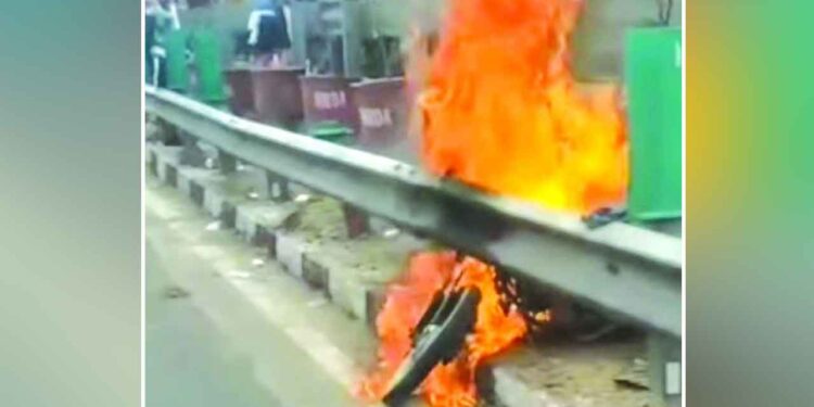 कांवड़ियों की बाइक में लगी आग, मची अफरा-तफरी