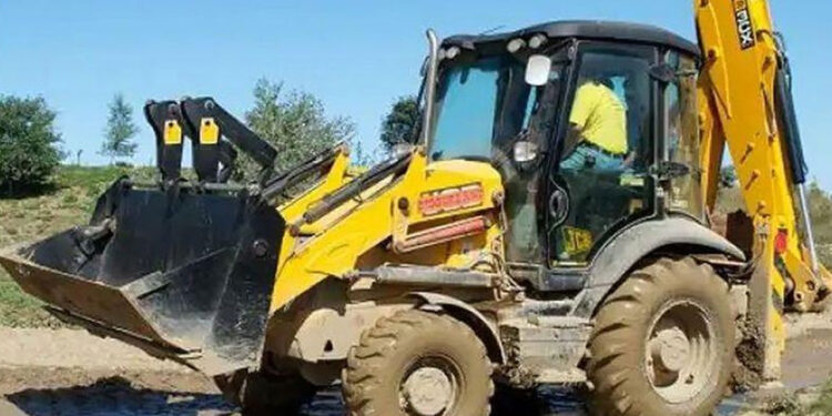 प्रेमनगर में मजार पर चला बुलडोजर