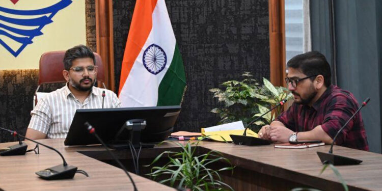 त्रिस्तरीय पंचायत चुनाव को लेकर कर्मियों का हुआ पहला रेंडमाइजेशन