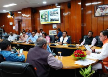 मुख्यमंत्री धामी ने लोक निर्माण विभाग की गेम चेंजर योजनाओं की समीक्षा बैठक की