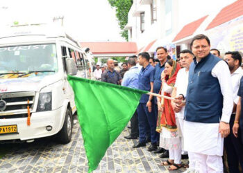 मुख्यमंत्री ने कैलाश मानसरोवर यात्रा के पहले दल को हरी झंडी दिखाकर किया रवाना