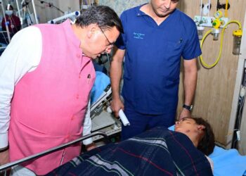 मनसा देवी हादसाः सीएम धामी ने घायलों का हालचाल जाना