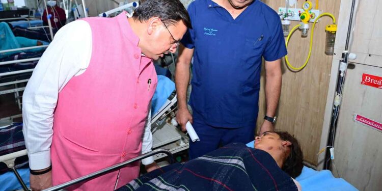मनसा देवी हादसाः सीएम धामी ने घायलों का हालचाल जाना