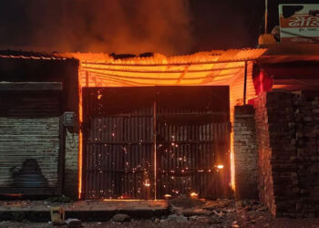 देर रात कबाड़ की दुकान में लगी आग, 6 गाड़ियों ने पाया काबू