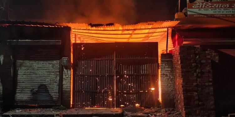 देर रात कबाड़ की दुकान में लगी आग, 6 गाड़ियों ने पाया काबू