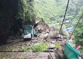 अतिवृष्टि से मची तबाही, मकान और वाहन मलबे में दबे