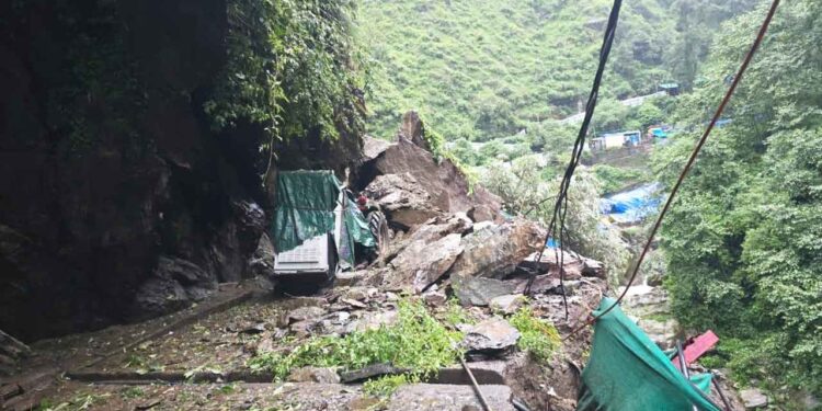 अतिवृष्टि से मची तबाही, मकान और वाहन मलबे में दबे