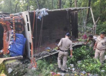 ट्रक पलटने से 11 कांवड़िए घायल