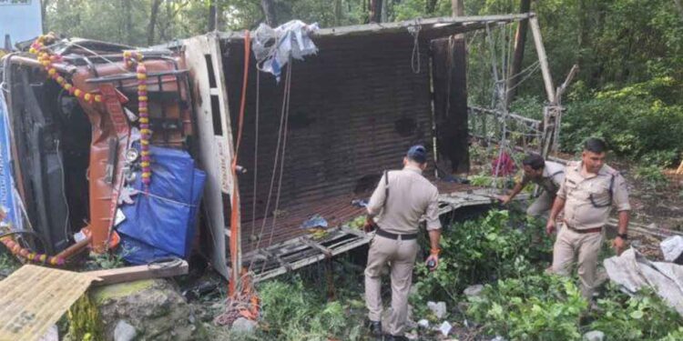 ट्रक पलटने से 11 कांवड़िए घायल