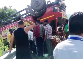 अनियंत्रित होकर सड़क पर पलटा कांवड़ियों का ट्रक, तीन की मौत, 14 गंभीर