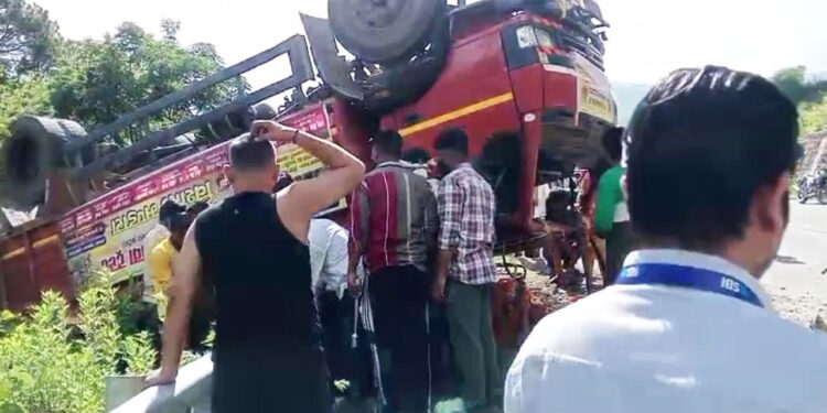 अनियंत्रित होकर सड़क पर पलटा कांवड़ियों का ट्रक, तीन की मौत, 14 गंभीर