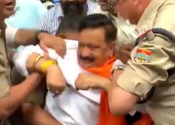 राजभवन में धरने पर बैठे कांग्रेस प्रदेश अध्यक्ष करन माहरा गिरफ्तार