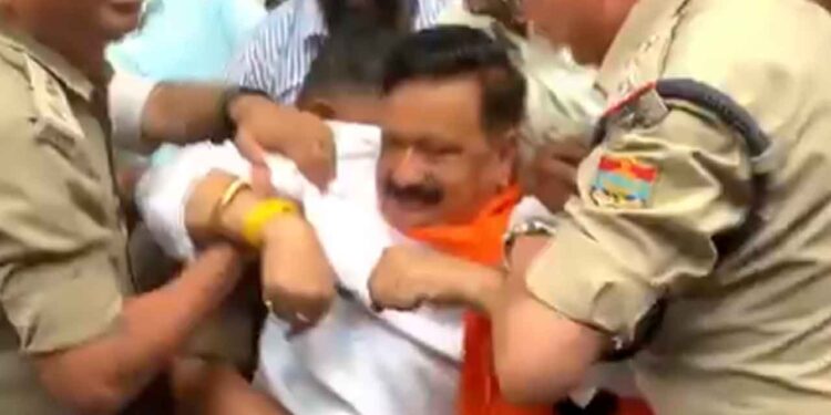 राजभवन में धरने पर बैठे कांग्रेस प्रदेश अध्यक्ष करन माहरा गिरफ्तार