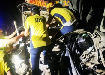 ट्रक और ट्रॉली की भीषण टक्कर से लगी आग, दो की दर्दनाक मौत