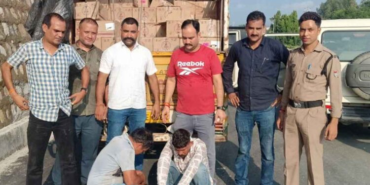 233 पेटी अवैध अंग्रेजी शराब के साथ तीन तस्कर गिरफ्तार
