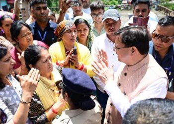 आपदाग्रस्त थराली क्षेत्र का सीएम ने किया हवाई दौरा, की आपदा प्रभावितों से मुलाकात