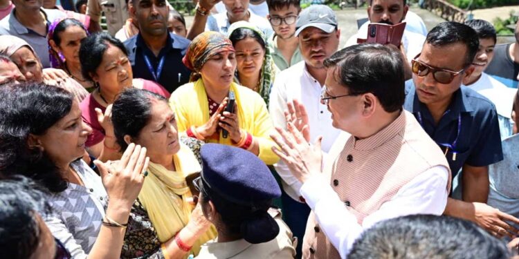 आपदाग्रस्त थराली क्षेत्र का सीएम ने किया हवाई दौरा, की आपदा प्रभावितों से मुलाकात