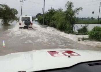 फैक्ट्री में घुसा बाढ़ का पानी, मजदूरों को किया रेस्क्यू