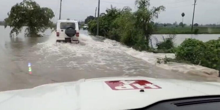 फैक्ट्री में घुसा बाढ़ का पानी, मजदूरों को किया रेस्क्यू